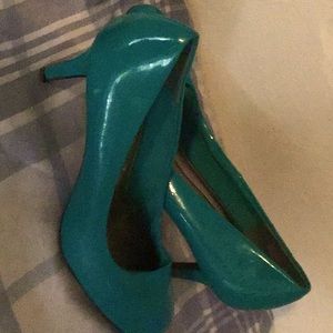 6 pairs of gently used dress heels size 10.